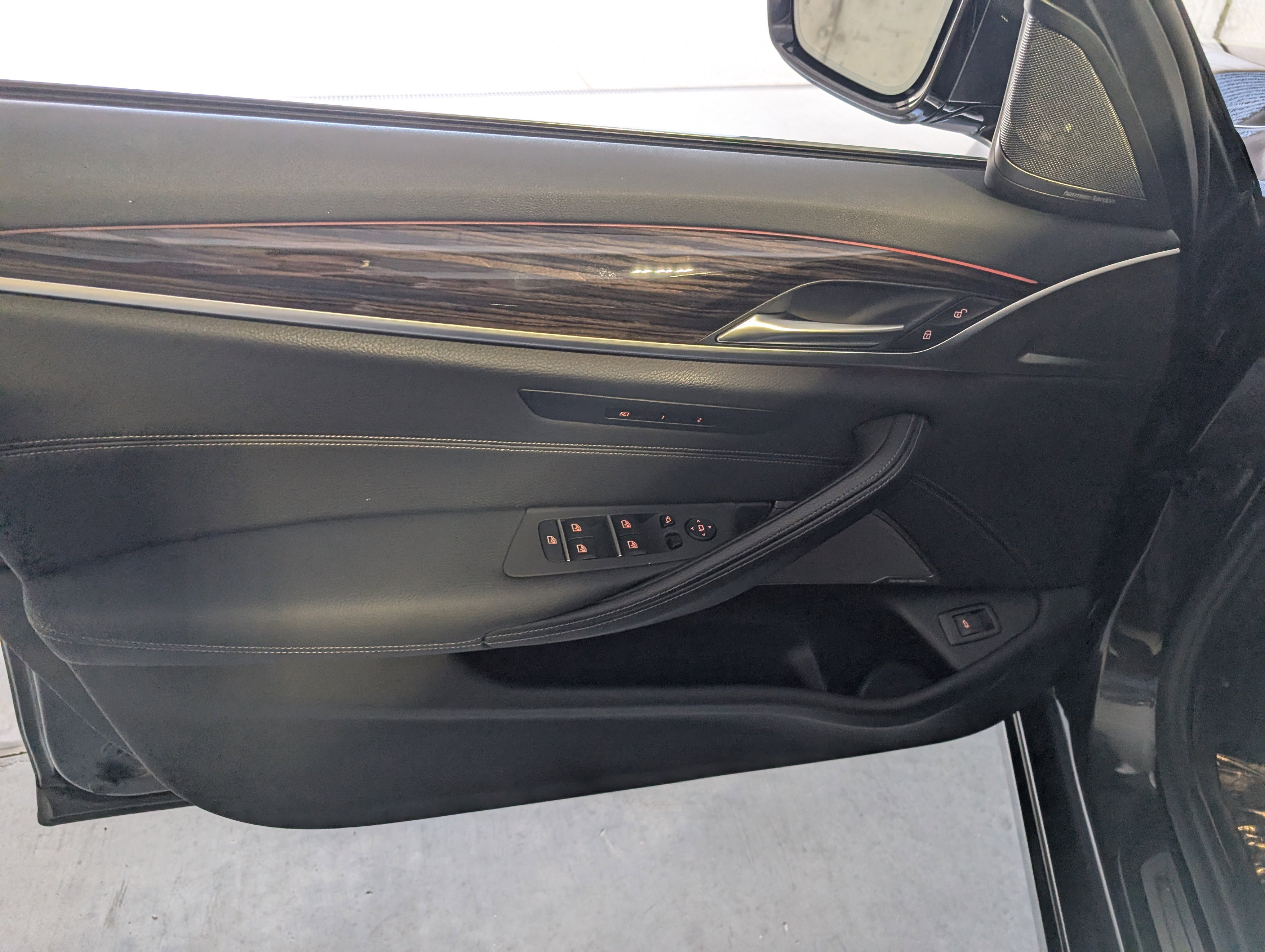 Used 2021 BMW 540i xDrive w/ Premium Package image 27