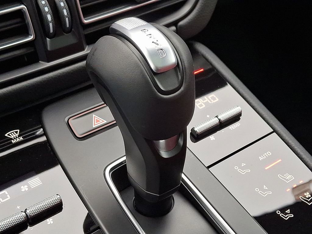 Used 2025 Porsche Macan image 17