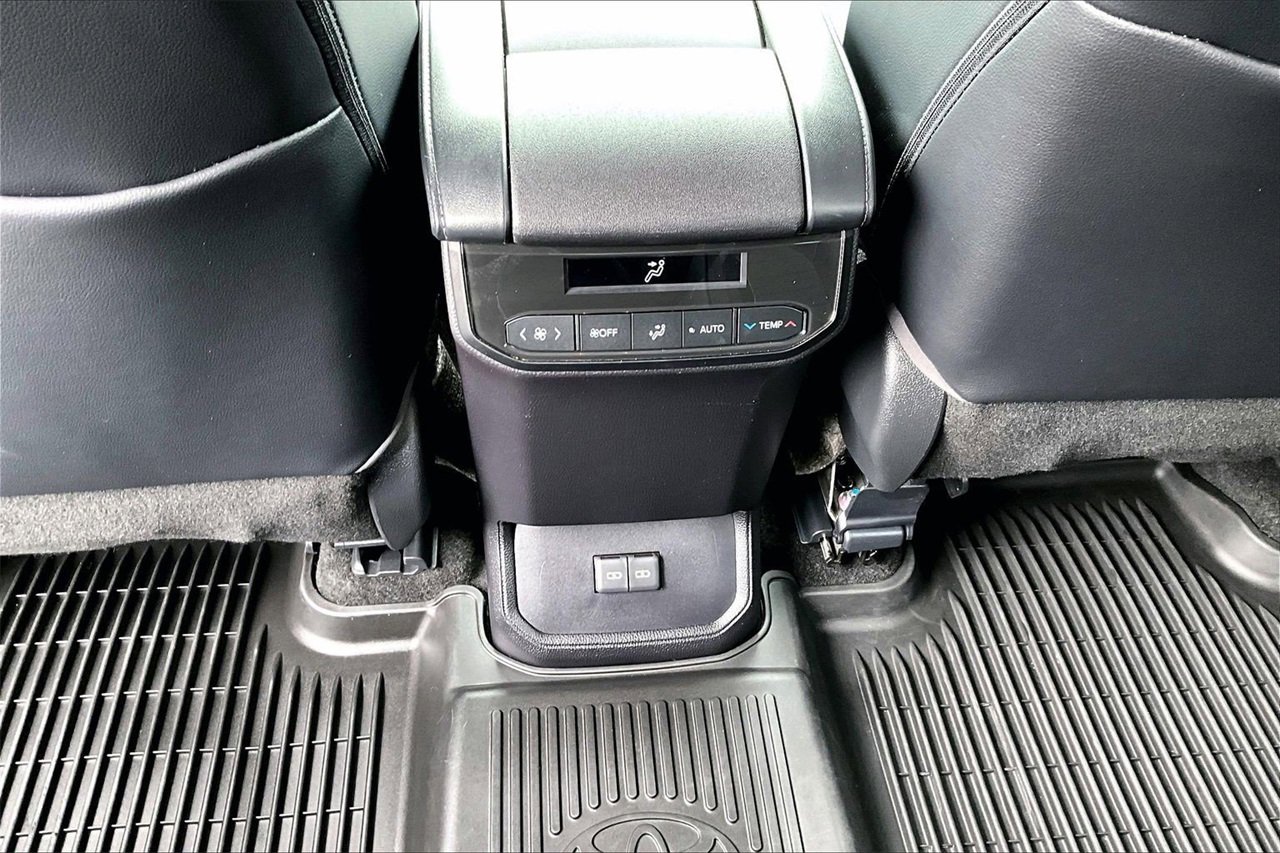 Used 2023 Toyota Highlander L image 15