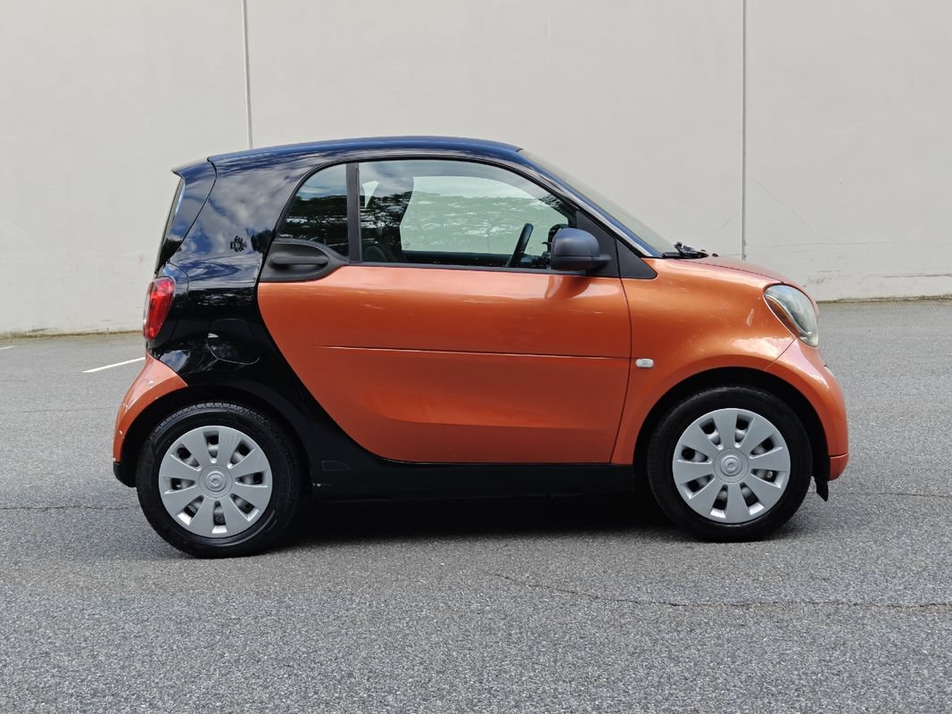 Used 2016 smart fortwo pure RWD image 3