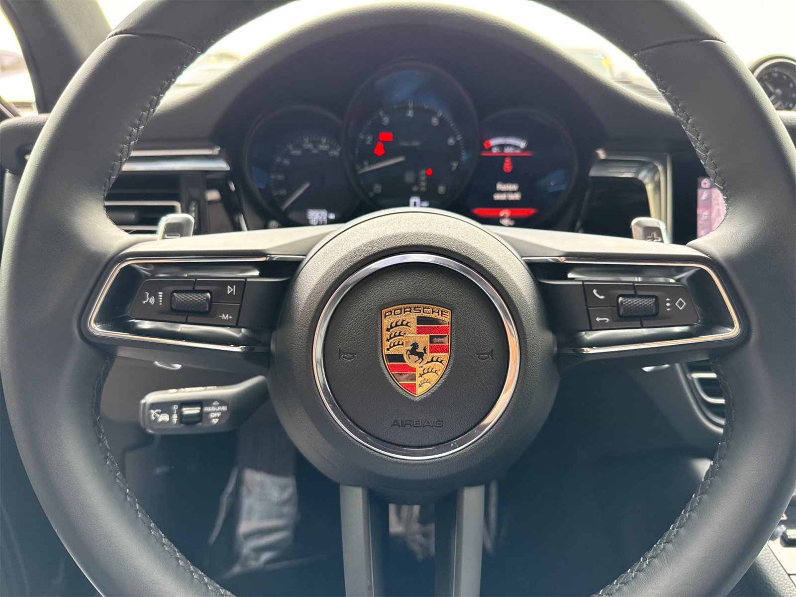 Used 2025 Porsche Macan image 26