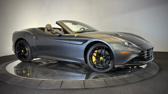 Used 2015 Ferrari California T RWD image 38