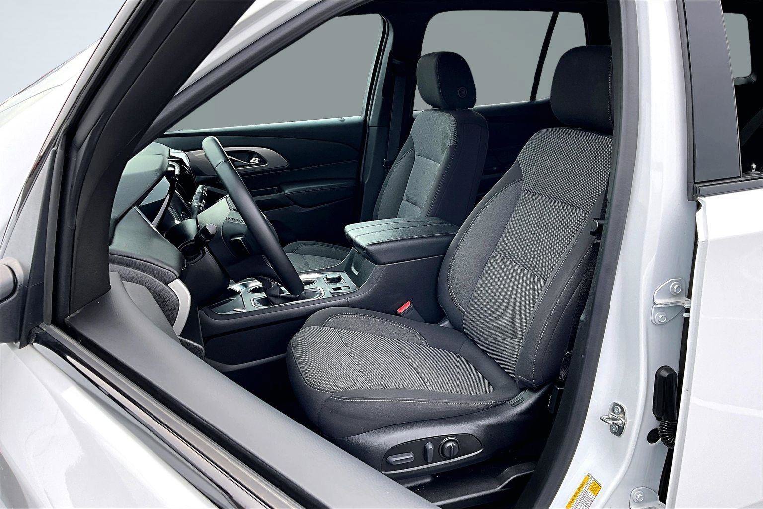 Used 2023 Chevrolet Traverse LT w/ Midnight/Sport Edition image 26