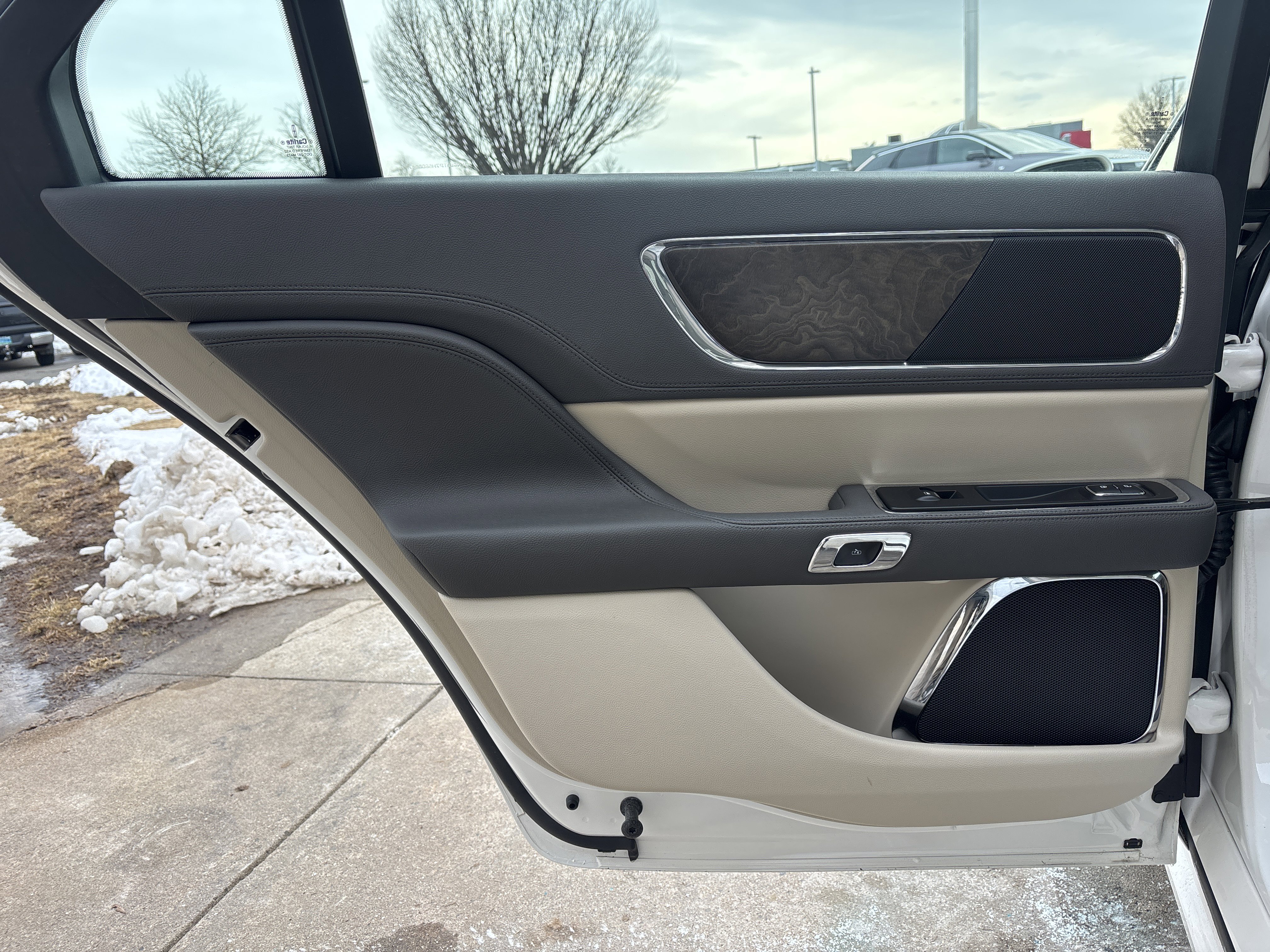 Used 2017 Lincoln Continental Select image 26