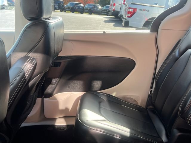Used 2023 Chrysler Pacifica Touring-L image 23