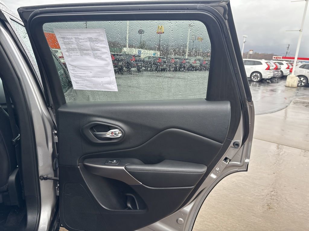 Used 2019 Jeep Cherokee Limited image 36