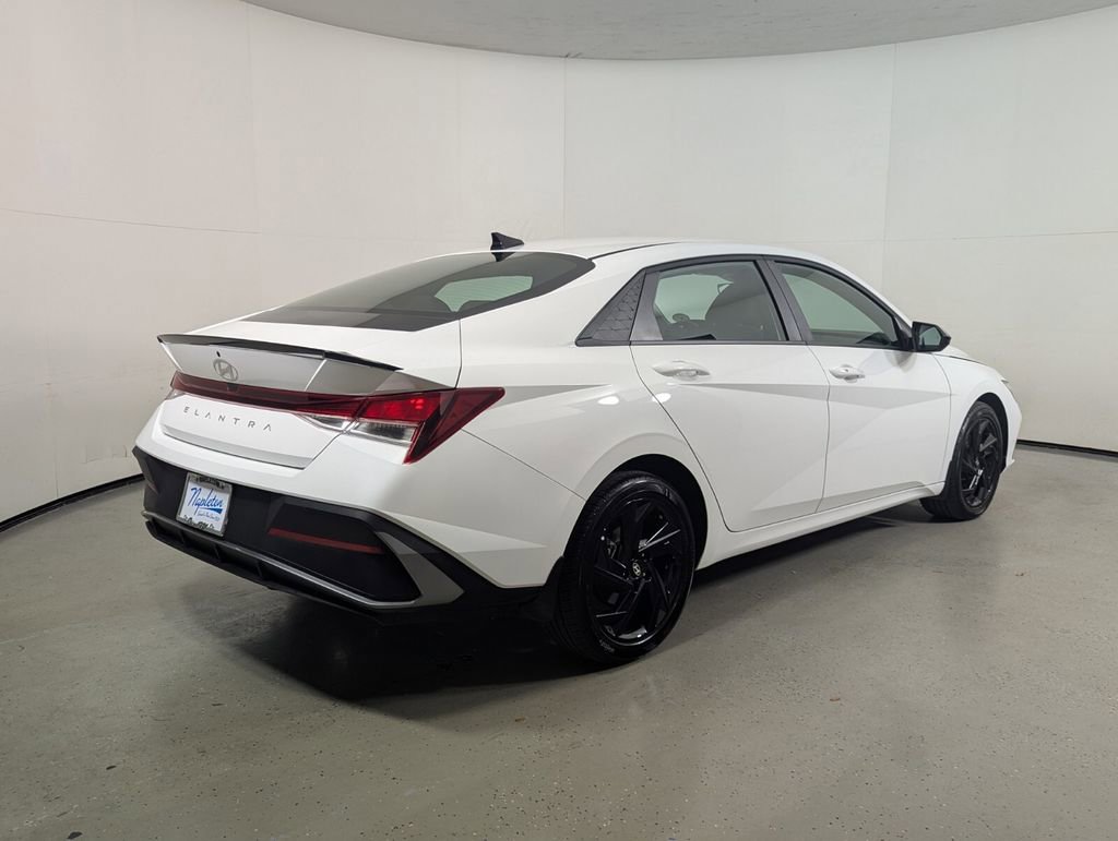 Used 2026 Hyundai Elantra Sport image 8