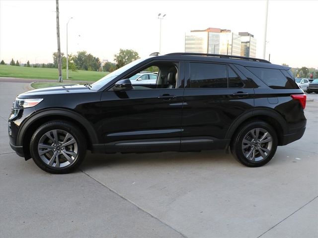 Used 2022 Ford Explorer XLT w/ Equipment Group 202A image 3