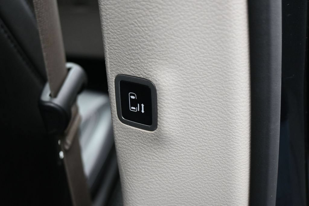 Used 2023 Chrysler Pacifica Touring-L FWD image 40