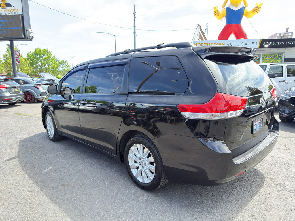 Used 2012 Toyota Sienna XLE w/ XLE Navigation Pkg AWD/4WD image 4