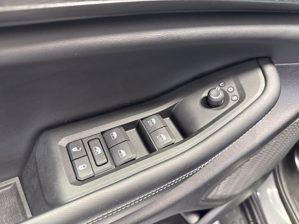 Used 2025 Jeep Grand Cherokee Altitude AWD/4WD image 13