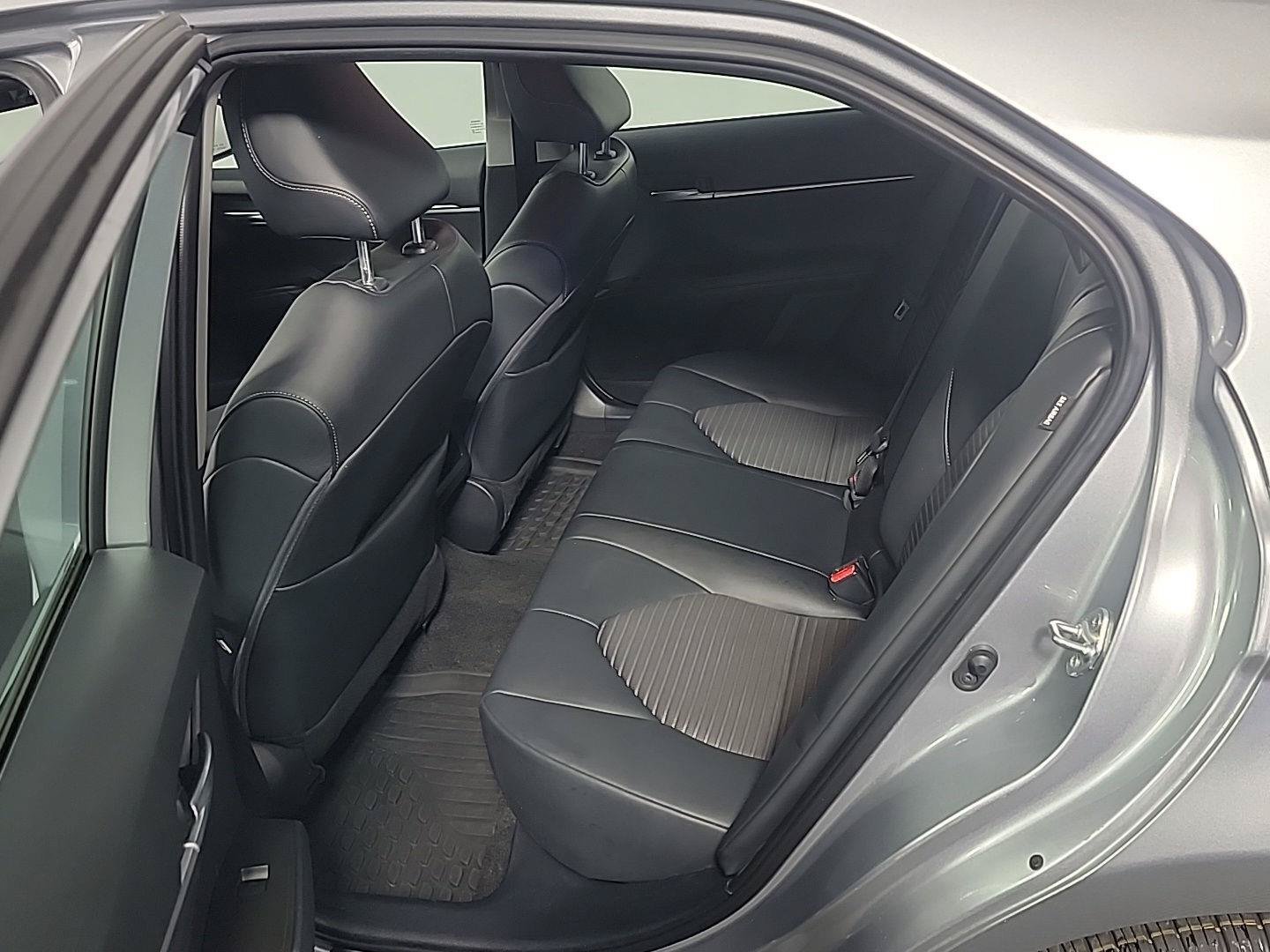 Used 2022 Toyota Camry SE FWD image 16
