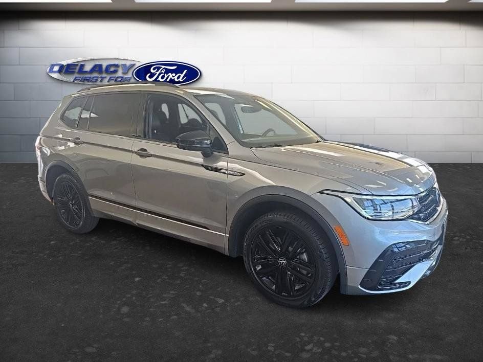 Used 2022 Volkswagen Tiguan SE R-Line AWD/4WD image 8