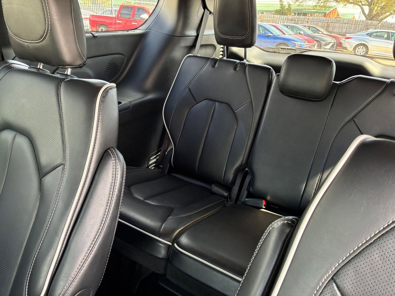 Used 2025 Chrysler Pacifica Limited image 39