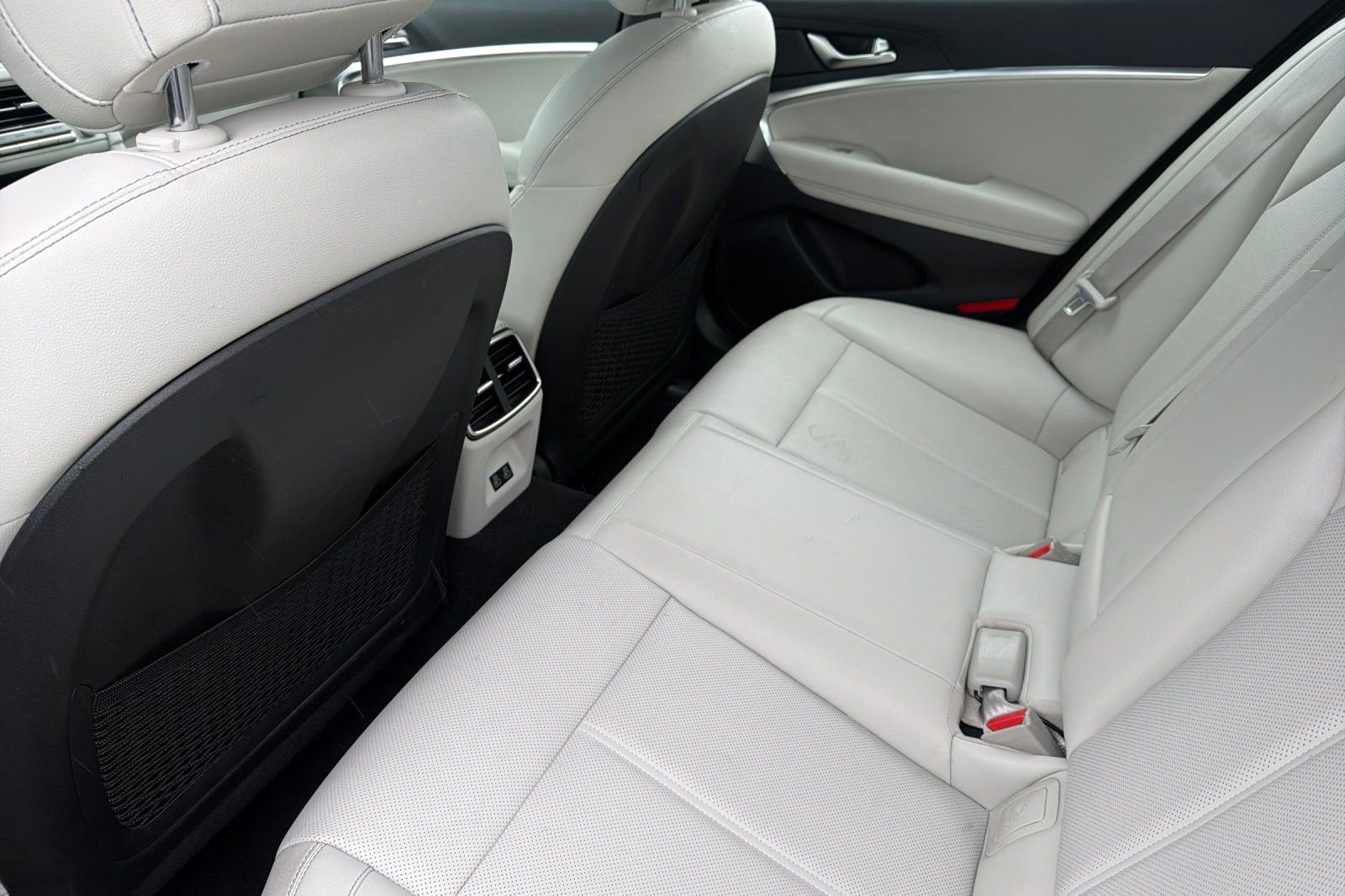 Used 2025 Genesis G70 2.5T image 8