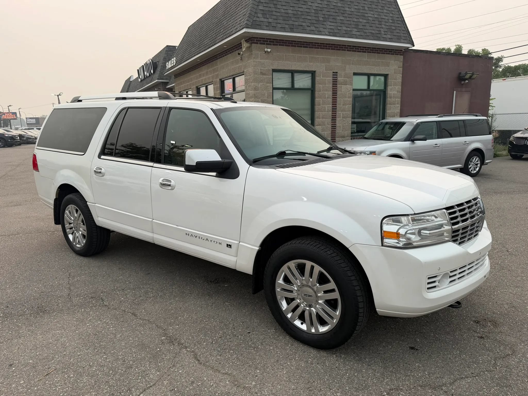 Used 2014 Lincoln Navigator L 4WD w/ Equipment Group 101A image 6