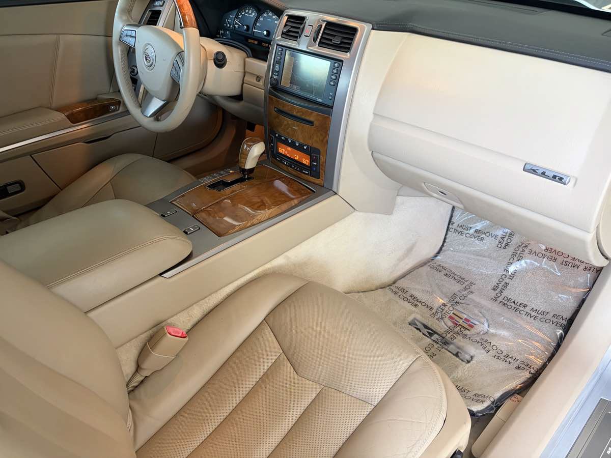 Used 2009 Cadillac XLR RWD image 19