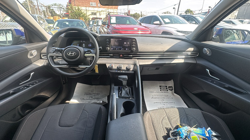 Used 2025 Hyundai Elantra SE FWD image 28