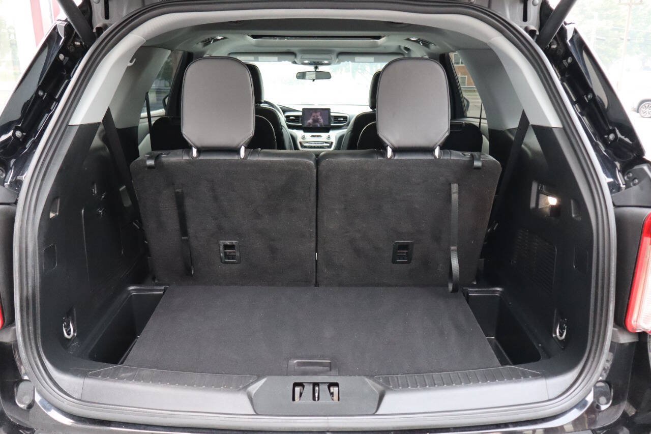Used 2024 Ford Explorer XLT AWD/4WD image 4