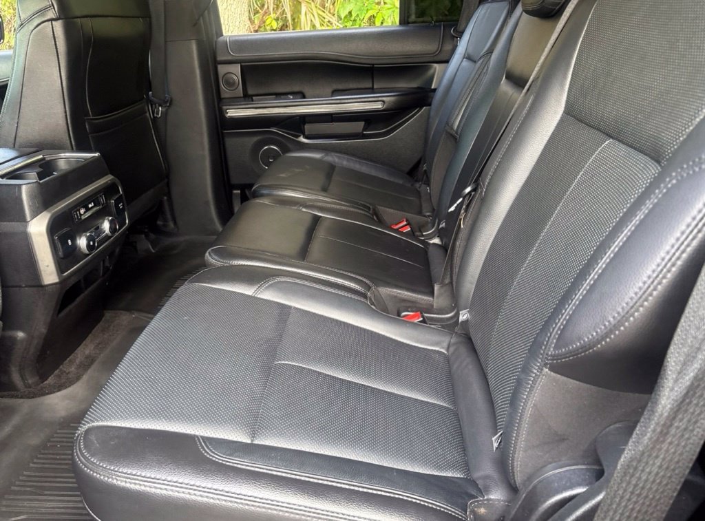 Used 2018 Ford Expedition XLT w/ Equipment Group 202A AWD/4WD image 11