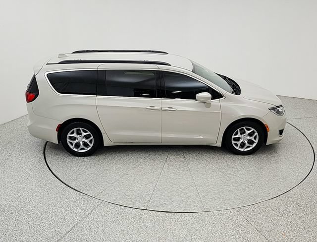 Used 2017 Chrysler Pacifica Touring-L w/ Tire & Wheel Group FWD image 12