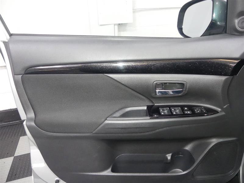Used 2020 Mitsubishi Outlander SE image 17