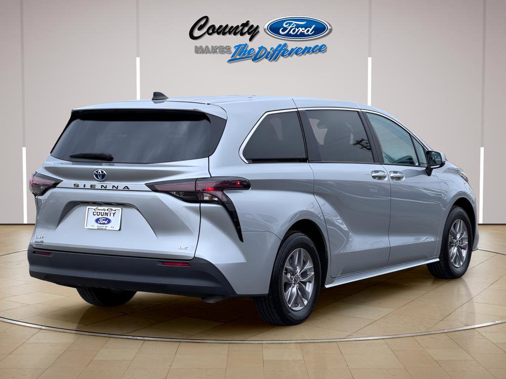Used 2025 Toyota Sienna LE FWD image 25