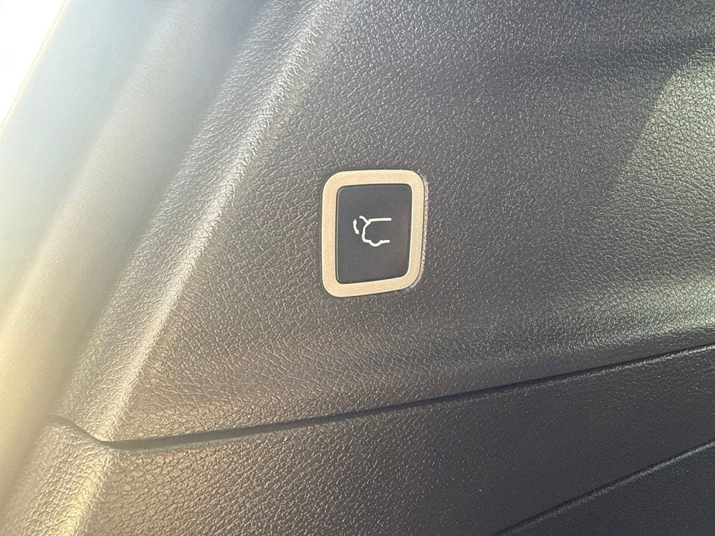 Used 2025 Chrysler Pacifica Limited FWD image 22