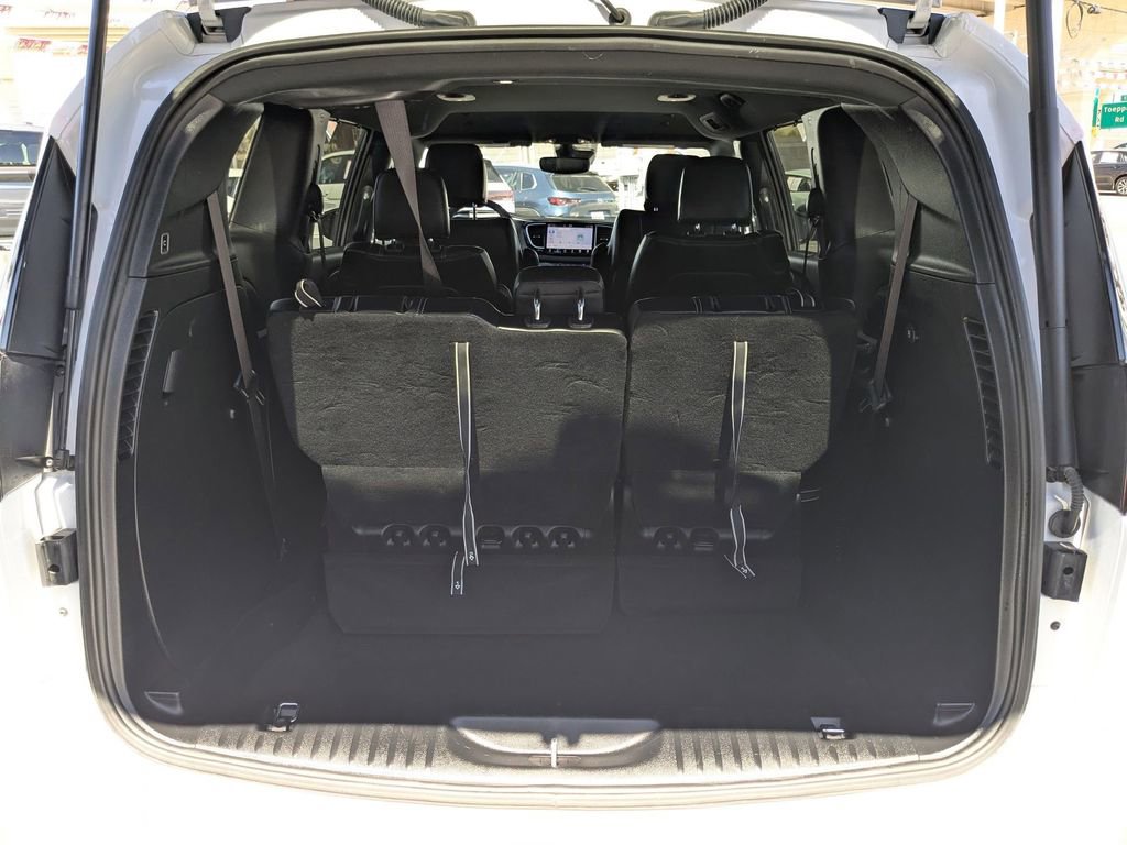 Used 2025 Chrysler Pacifica Select image 26