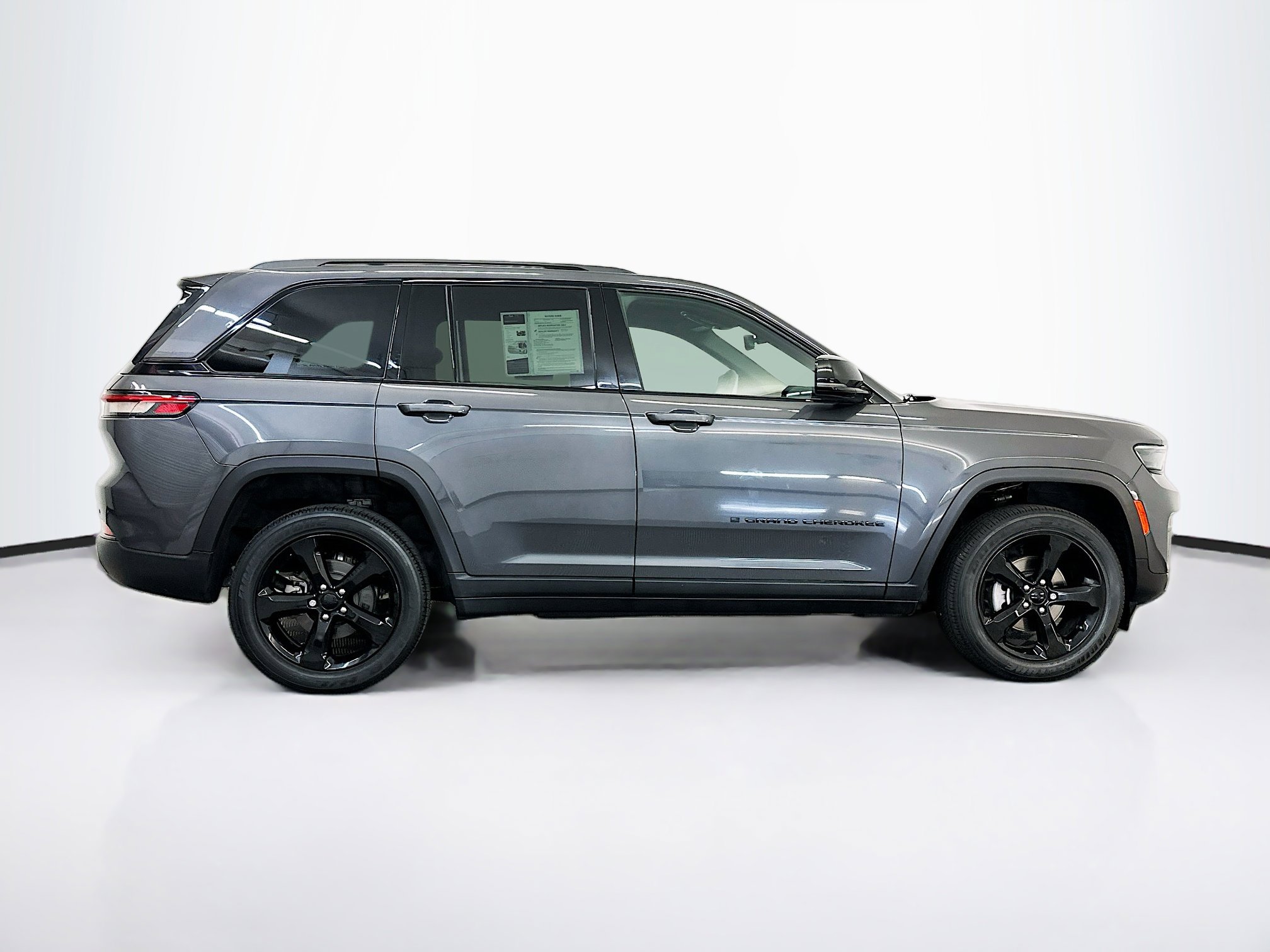 Used 2023 Jeep Grand Cherokee Altitude AWD/4WD image 10