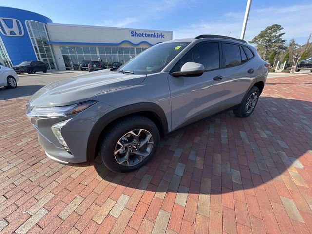 Used 2025 Chevrolet Trax LT w/ Driver Confidence Package image 12