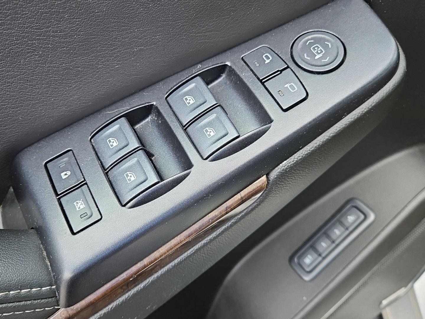 Used 2018 Chevrolet Suburban LT AWD/4WD image 20