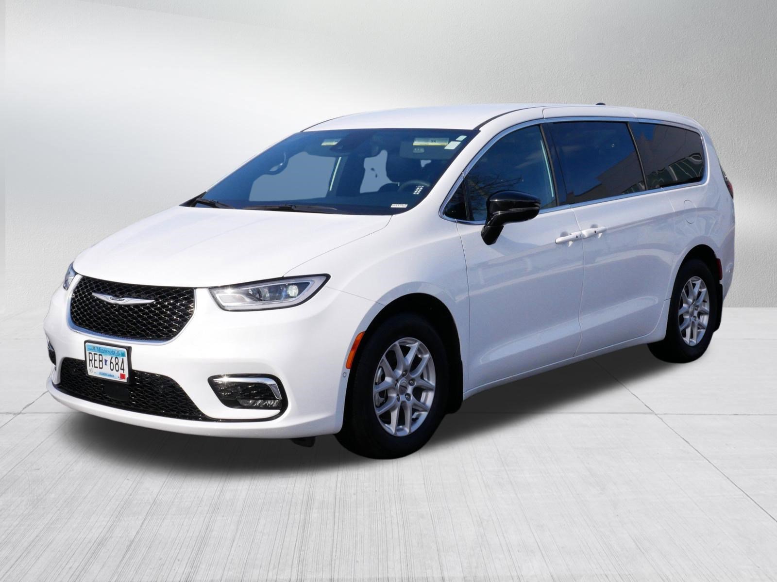 Used 2025 Chrysler Pacifica Select w/ Uconnect Theater Family Group image 3