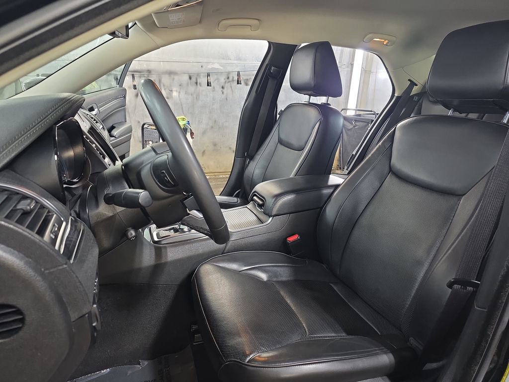 Used 2023 Chrysler 300 Touring L w/ Comfort Group image 14