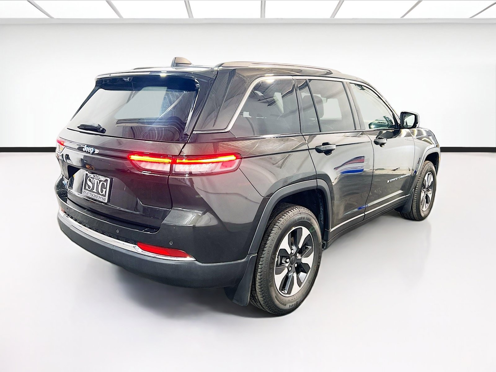 Used 2023 Jeep Grand Cherokee 4WD 4xe w/ Luxury Tech Group II image 4