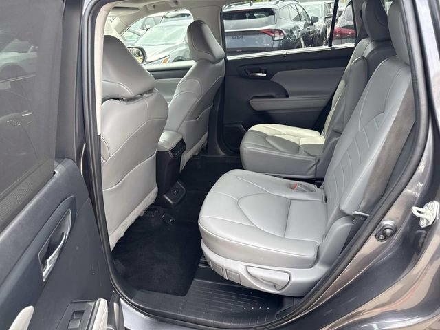 Used 2021 Toyota Highlander XLE AWD/4WD image 17