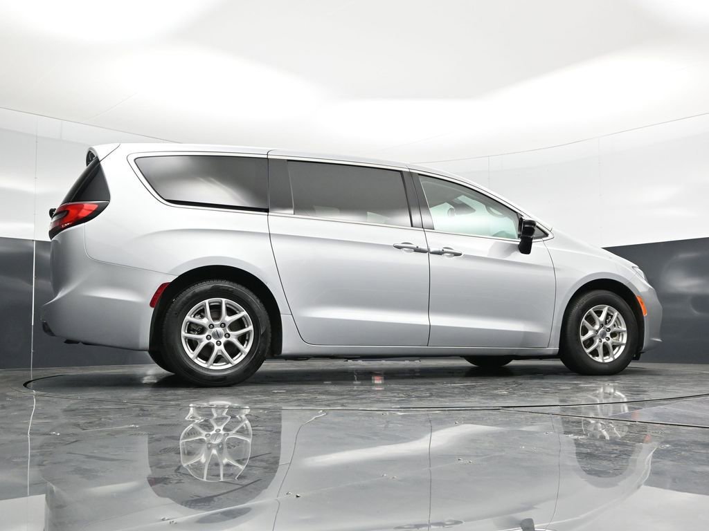 Used 2024 Chrysler Pacifica Touring-L FWD image 48