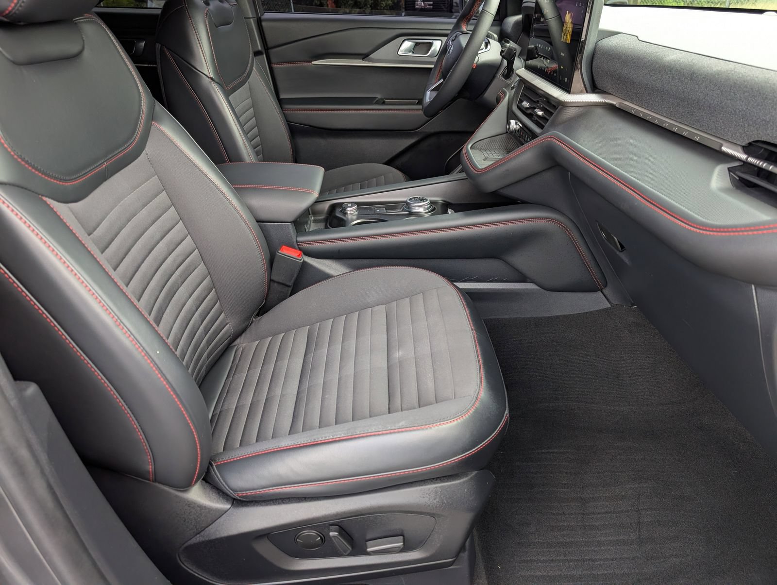 Used 2025 Ford Explorer ST-Line w/ Premium Package RWD image 29