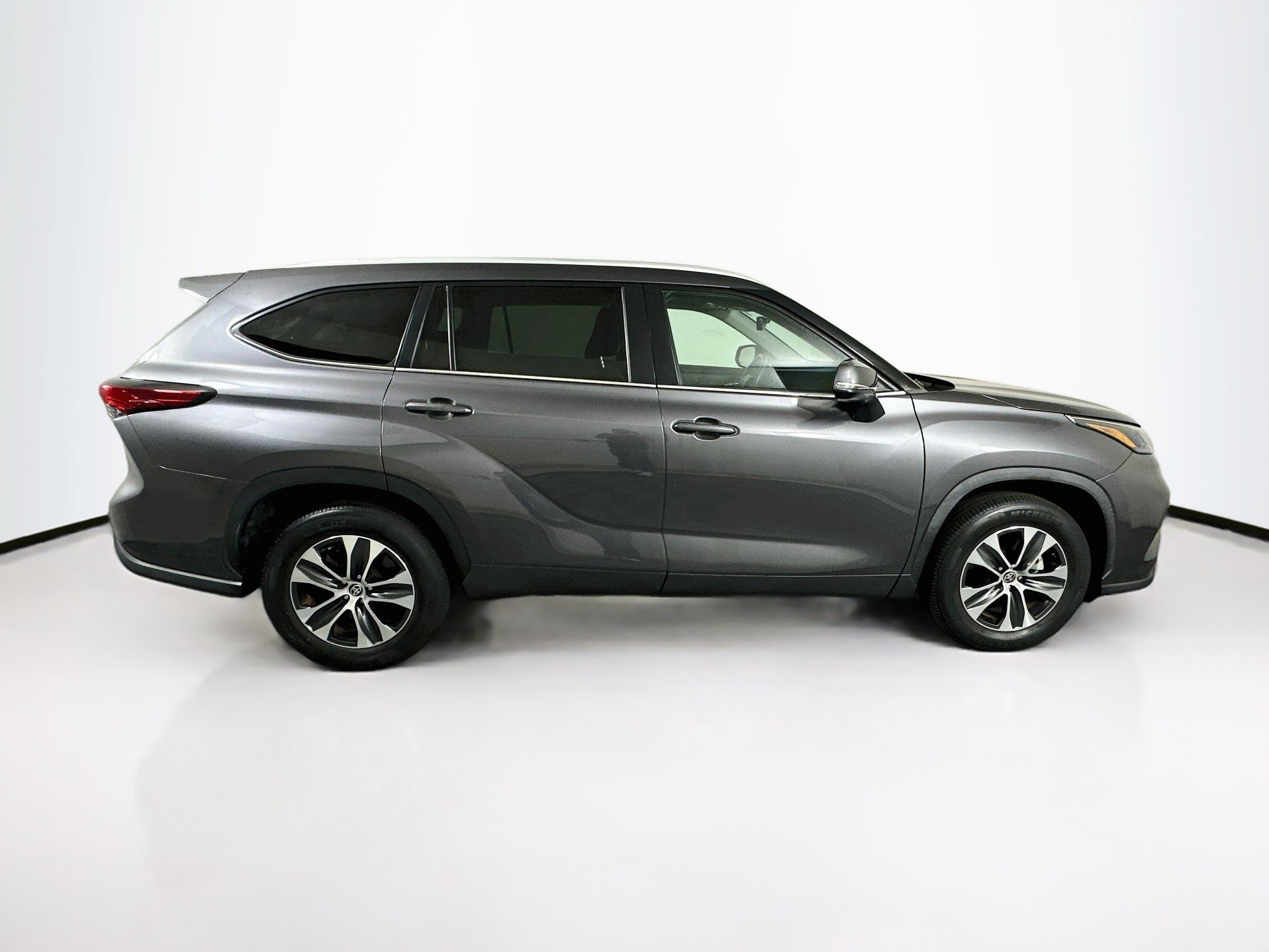 Used 2023 Toyota Highlander XLE FWD image 10