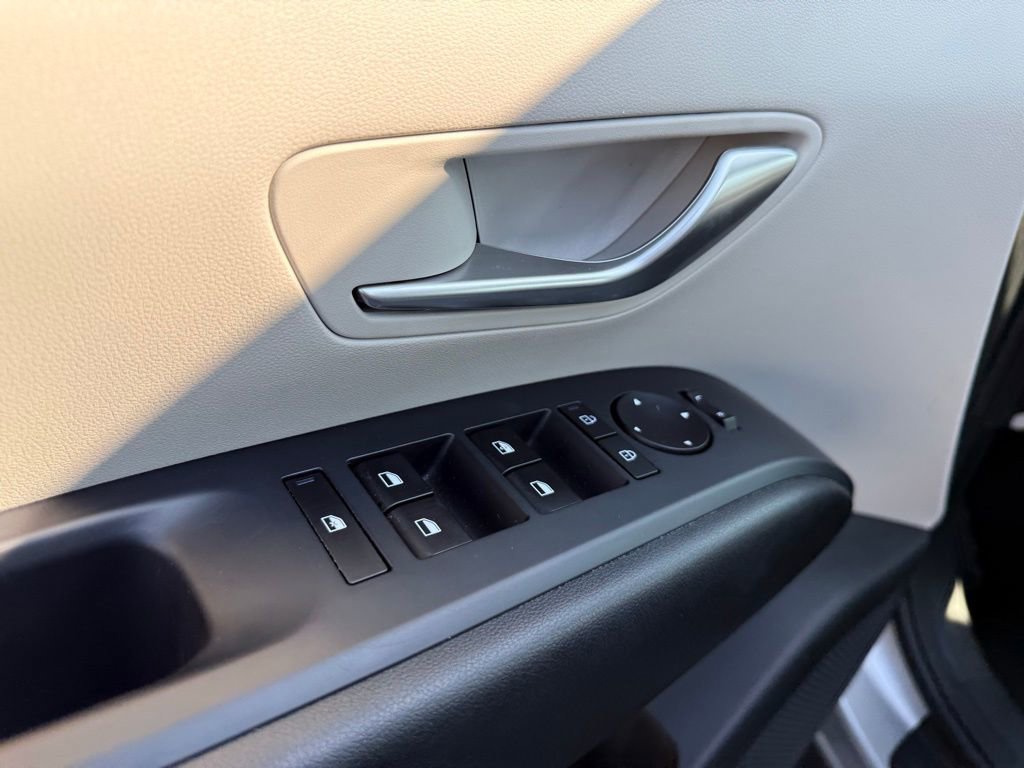 Used 2025 Hyundai Tucson SE image 30