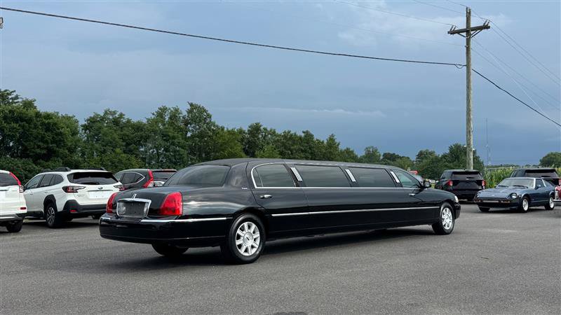 Used 2008 Lincoln Town Car Executive RWD image 11