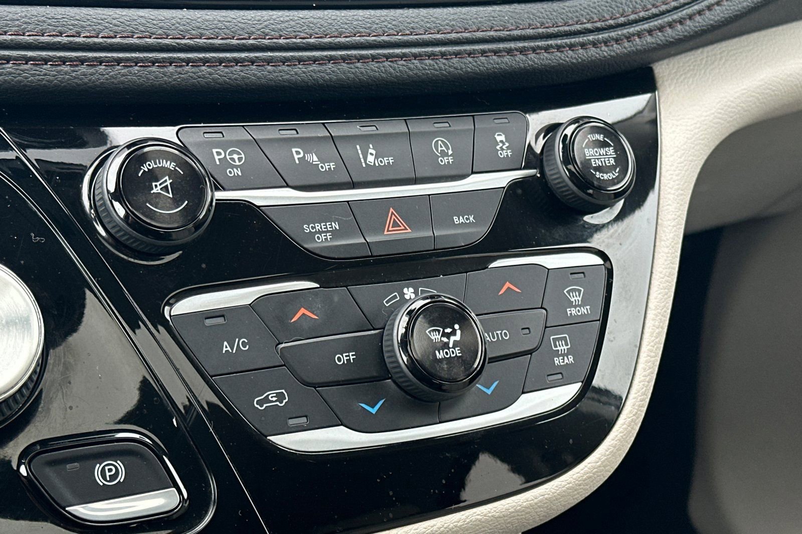 Used 2017 Chrysler Pacifica Limited FWD image 21
