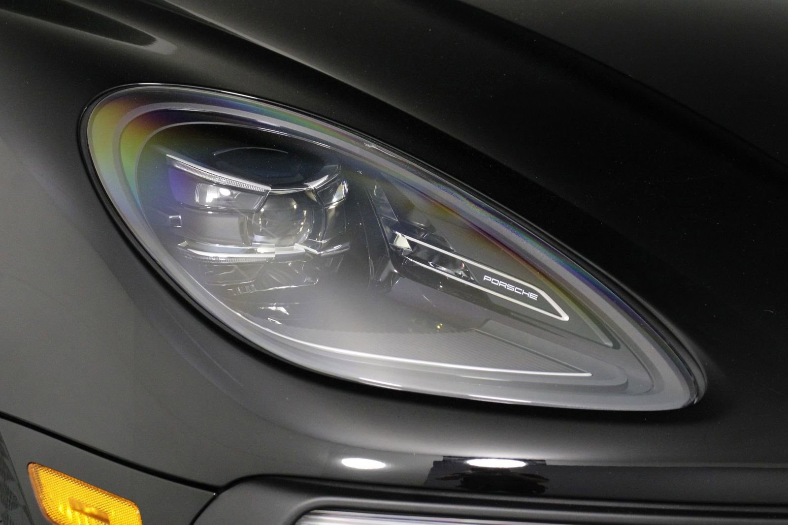 Certified 2025 Porsche Macan image 28