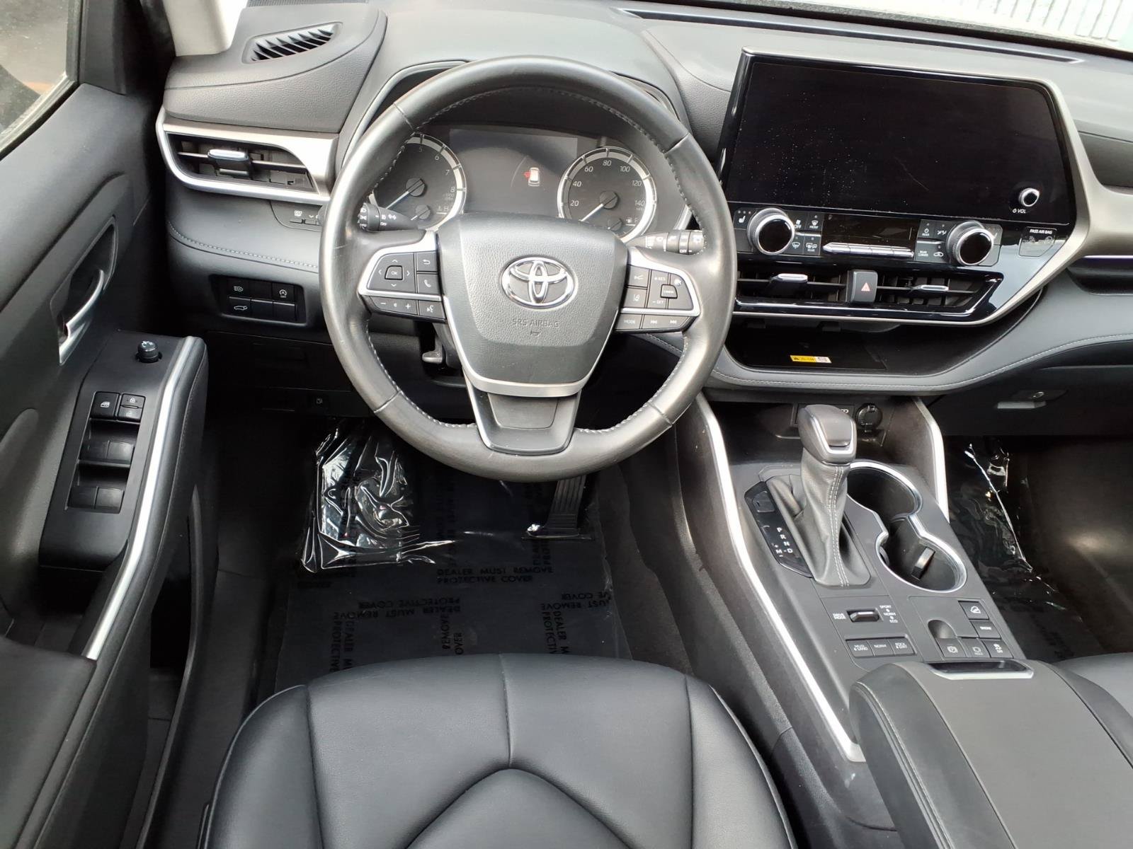 Used 2023 Toyota Highlander XLE AWD/4WD image 2