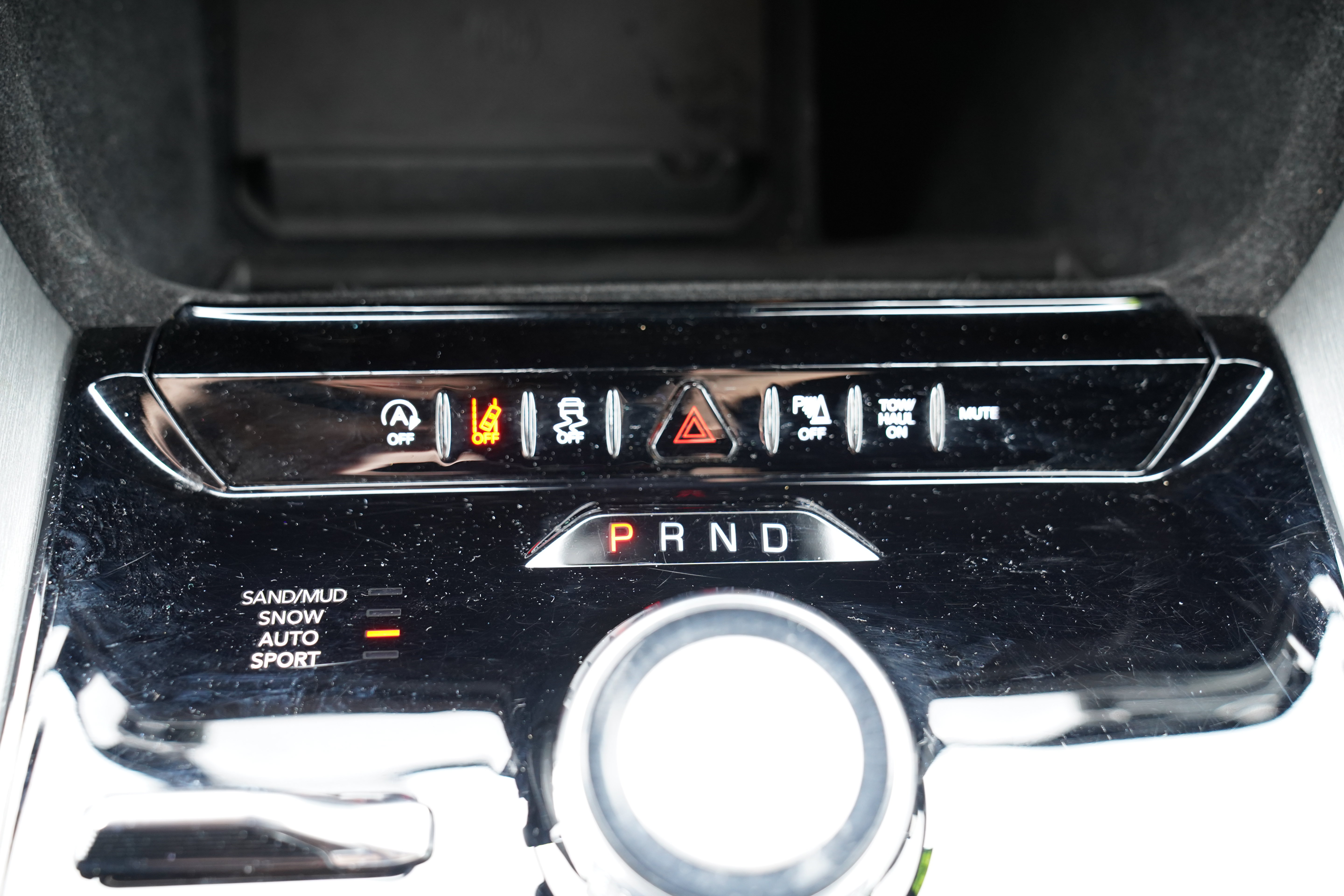 Used 2025 Jeep Wagoneer L Series II w/ 8-pass Seating Package AWD/4WD image 32