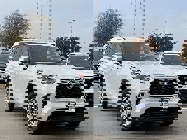 Used 2022 Toyota Highlander LE image 2