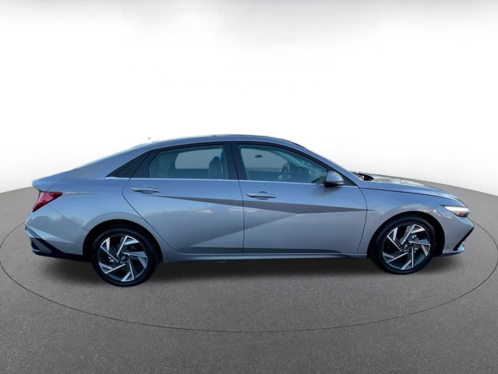 Used 2025 Hyundai Elantra Limited image 16