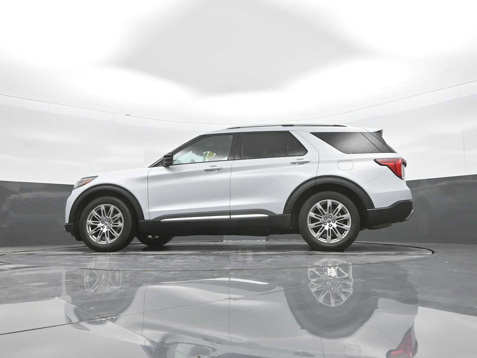 Used 2025 Ford Explorer Platinum RWD image 40