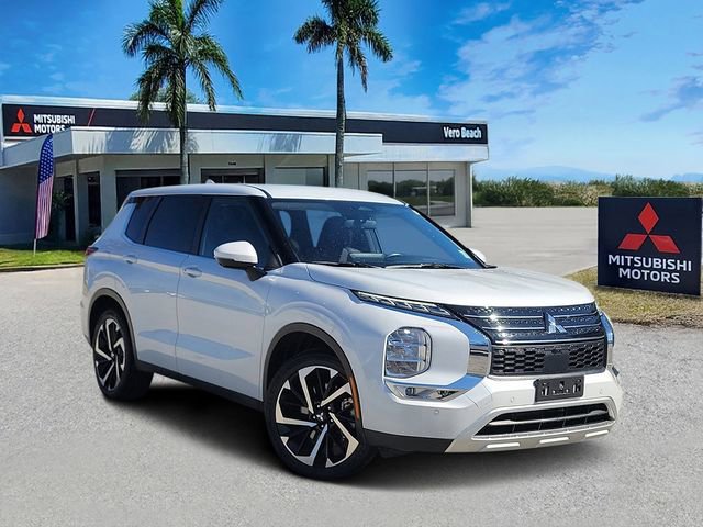 Used 2024 Mitsubishi Outlander SE image 1