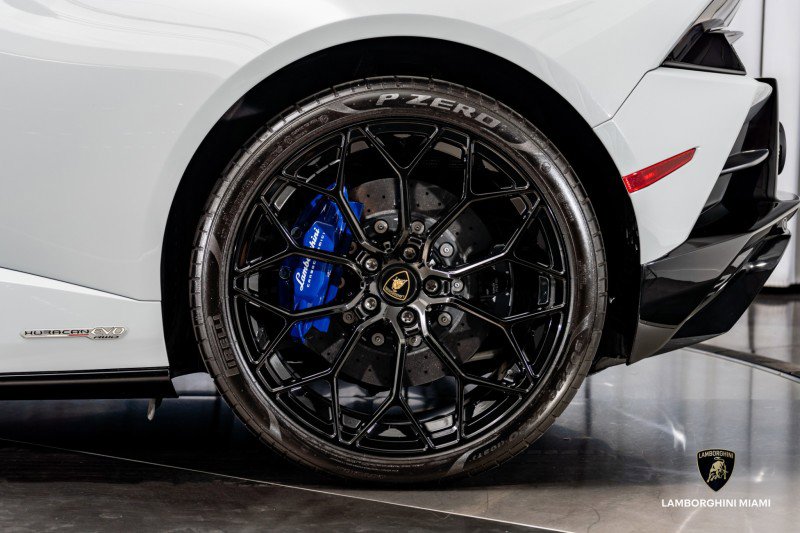 Used 2022 Lamborghini Huracan EVO image 14